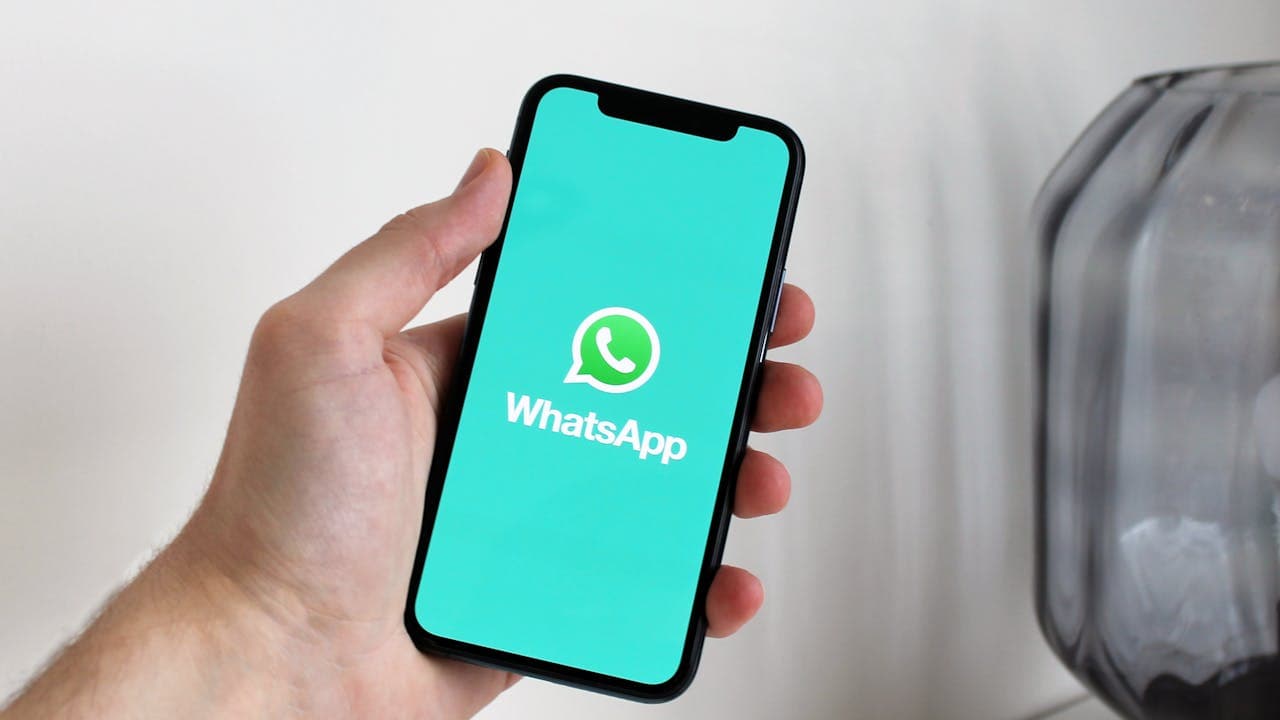 Cómo enviar plantillas de WhatsApp aprobadas por Meta (guía 2026)